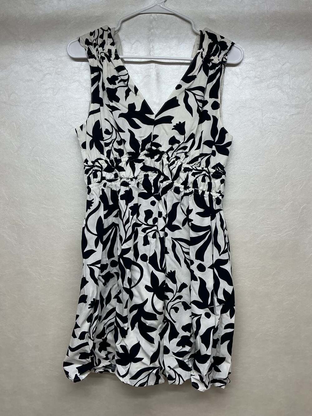 Time and Tru Dress Size M (8-10) Black White Floral Sleeveless V-Neck